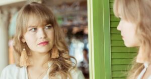 O femeie cu stimă de sine scăzută