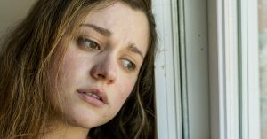 Femeie într-o relație abuzivă